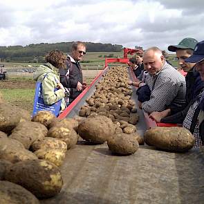 Ondanks de natte rooiomstandigheden komen de aardappelen uiteindelijk nagenoeg vrij van losse grond over de transportbanden.