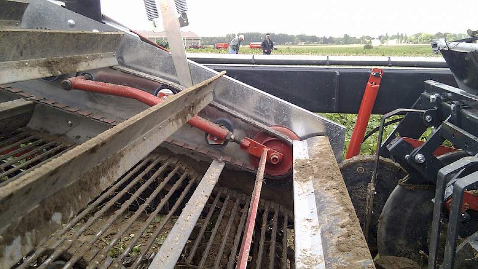 Deze wagenrooier is voorzien van een meeneemband boven de rooimat. Dat voorkomt dat de aardappelen over de mat gaan rollen.