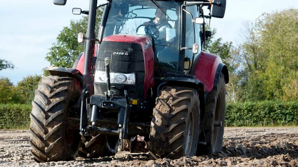 Belangstellenden reden mee in de trekker om te zien hoe de GeoPlough ploegbesturing werkt.