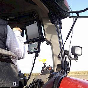 De GEO           Plough ploegbesturing van Agrometrius werkt met een sensor op de ploeg. Deze precisie besturing voorkomt een slingerende pootmachine en je kunt er in het donker mee ploegen