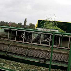 Als in de bunker van de plukker zo’n 5 ton zit, is het tijd om te lossen in containers op het erf.