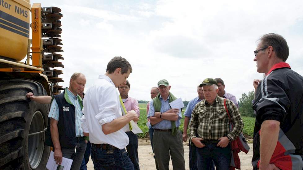 Randy Wilbrink van Agritip Precisie Farming licht de proef precisiebemesting in suikerbieten toe. Hij concludeert dat plaatsspecifieke bemesting besparing van meststoffen kan opleveren.