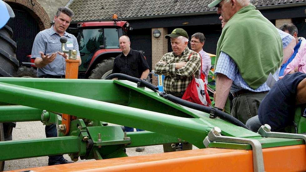 Barry Wijs van machinefabrikant Amazone licht de driejarige proef met verschillende manieren van grondbewerking toe.