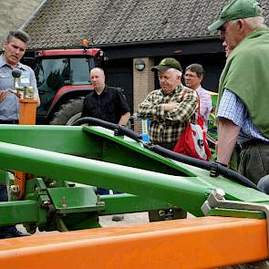 Barry Wijs van machinefabrikant Amazone licht de driejarige proef met verschillende manieren van grondbewerking toe.