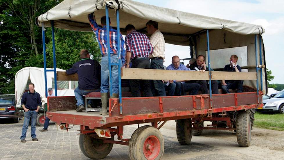 Met een wagen worden de bezoekers naar de demovelden met suikerbieten gereden.