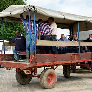 Met een wagen worden de bezoekers naar de demovelden met suikerbieten gereden.