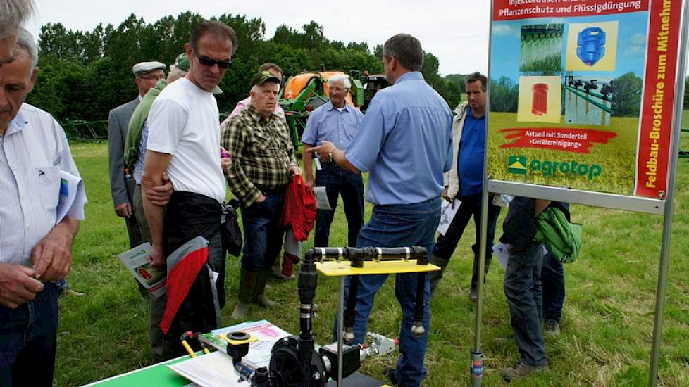 De heer Herford van Agrotop toont een aantal nieuwe spuitdoppen.