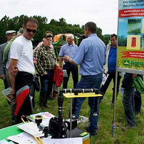 De heer Herford van Agrotop toont een aantal nieuwe spuitdoppen.