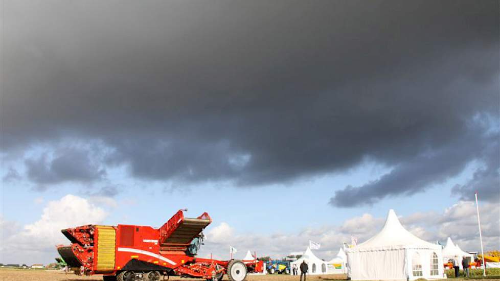 Donkere wolken pakten zich nu en dan samen, maar het bleef droog en geïnteresseerde akkerbouwers verdwenen af en toe onder een laag stof van een zelfrijdende rooier.