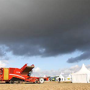 Donkere wolken pakten zich nu en dan samen, maar het bleef droog en geïnteresseerde akkerbouwers verdwenen af en toe onder een laag stof van een zelfrijdende rooier.