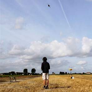 De gebruikers van satellietbeelden vinden het materiaal niet toereikend, omdat Nederland vaak bewolkt is. Daarom krijgt de organisatie Field Copter geld van de EU om iets aanvullends te ontwikkelen voor de precisielandbouw. De onbemande vliegtuigjes kunne