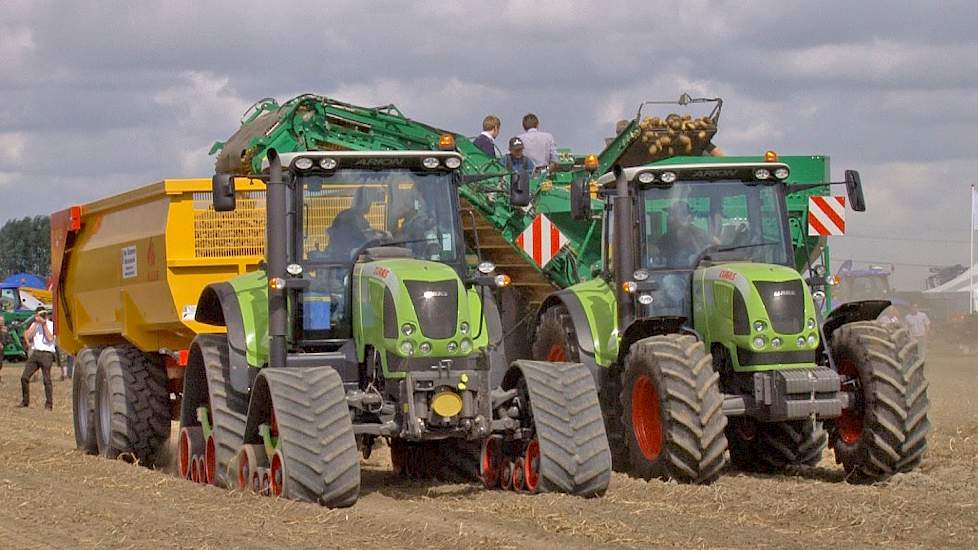 Quad trac harvesting potatoes / Mechanisatie op aardappeldemodag Westmaas 2012