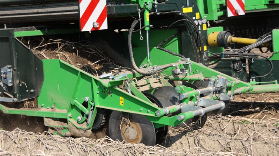 De rooier is een getrokken twee rijer. Er wordt met veel grond gerooid, waardoor de gerooide aardappels minder snel beschadigen. De grond zeeft goed.