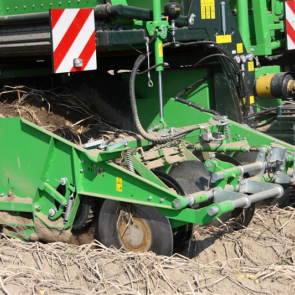 De rooier is een getrokken twee rijer. Er wordt met veel grond gerooid, waardoor de gerooide aardappels minder snel beschadigen. De grond zeeft goed.