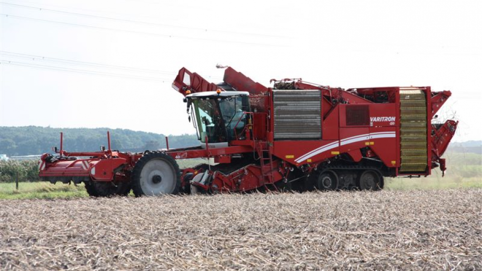 Willem Quaak rijdt een paar dagen met de demo Grimme Vartitron 470. Omdat het een vierrijer is, staan de wielen voor de machine. Bij de 270 staan de wielen naast de rooibek waardoor insturen volgens Quaak gemakkelijker gaat.