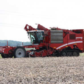 Willem Quaak rijdt een paar dagen met de demo Grimme Vartitron 470. Omdat het een vierrijer is, staan de wielen voor de machine. Bij de 270 staan de wielen naast de rooibek waardoor insturen volgens Quaak gemakkelijker gaat.