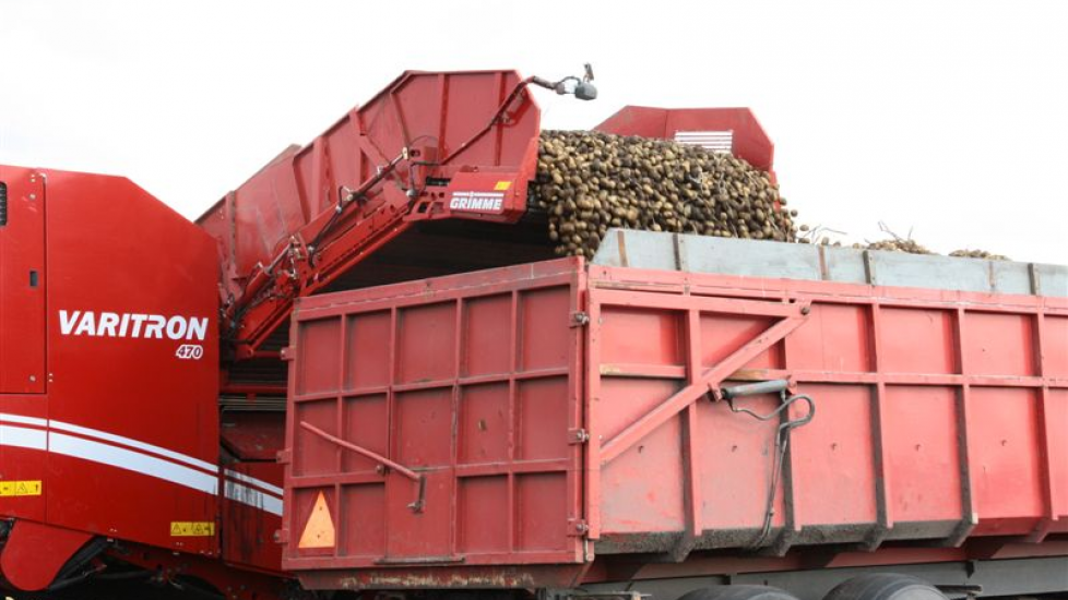 De varitron 470 heeft een voorraadbak van ongeveer 8 ton. Het lossen in de kar gaat snel.