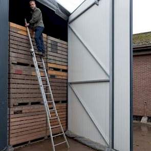 Omdat er geen harde wanden in zitten, plaatst Mol kisten om de uien losgestort te kunnen bewaren.