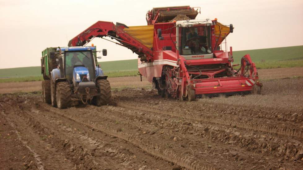 Friese Akkerbouwer Blij Met Bunkerrooier | Akkerwijzer.nl - Nieuws En ...