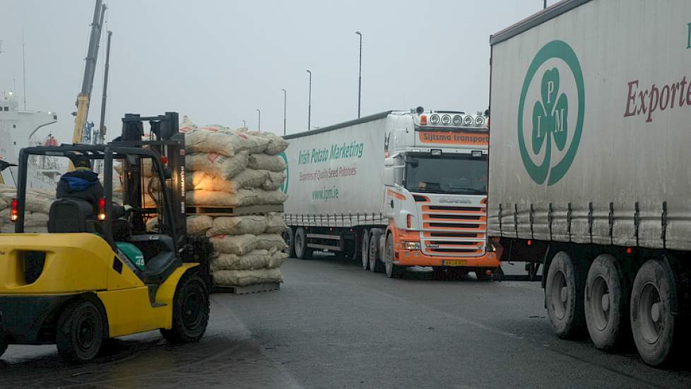 Als de vrachtwagen is gelost, staat de volgende al weer klaar.