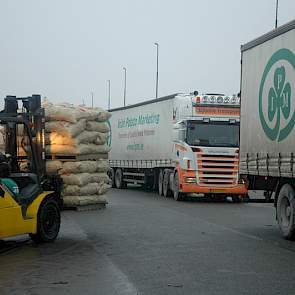 Als de vrachtwagen is gelost, staat de volgende al weer klaar.