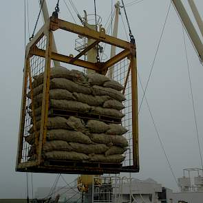 … die vervolgens in de laadruimte van het schip wordt gehesen. In totaal verlaadt IPM deze weken vanuit Nederland zo’n 10.000 ton naar Algerije.