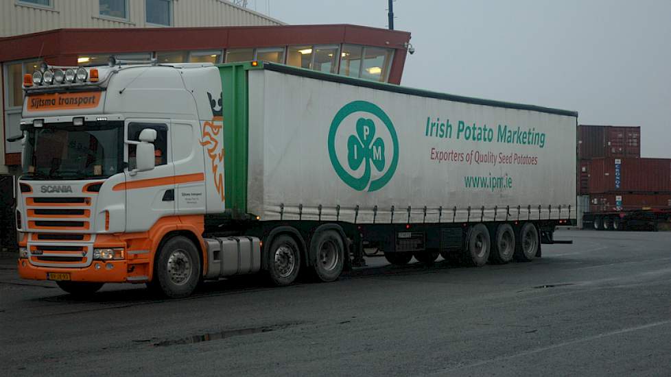 Iedere twintig minuten rijdt een vrachtwagen met pootaardappelen van IPM het Harlingse haventerrein op. ‘We hanteren een strak schema, zodat we non-stop door kunnen werken. Stilstaan kost ons klauwen met geld’, zegt operation manager Erik Appeldooren van