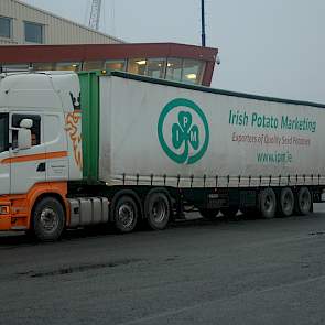 Iedere twintig minuten rijdt een vrachtwagen met pootaardappelen van IPM het Harlingse haventerrein op. ‘We hanteren een strak schema, zodat we non-stop door kunnen werken. Stilstaan kost ons klauwen met geld’, zegt operation manager Erik Appeldooren van