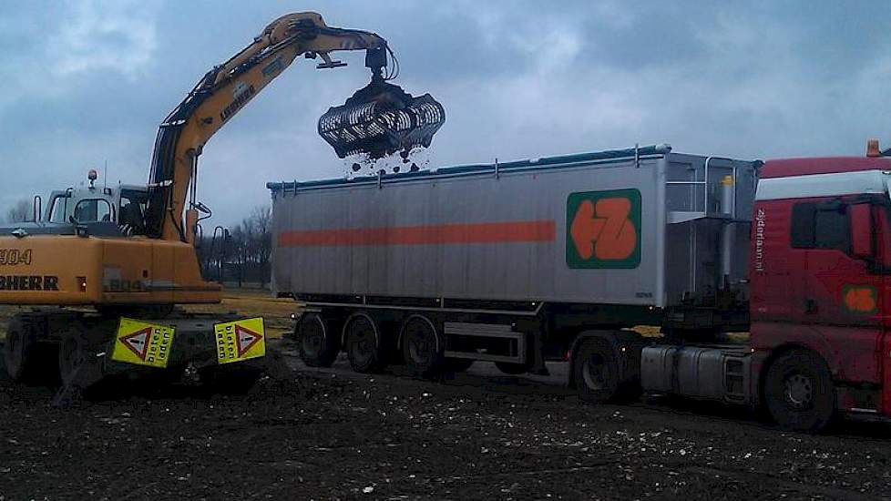 En rond het middaguur worden de laatste bieten geladen