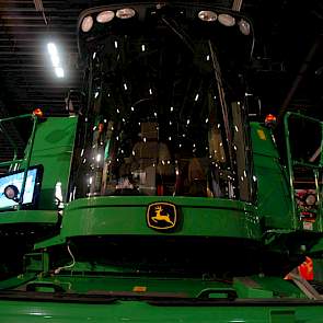 Mechanisatiebedrijf Wasse in het Drentse Hijken heeft veel machines en werktuigen meegenomen naar Assen. Machines op het gebied van zaaien, grondbewerking en deze combine T660 van John Deere.