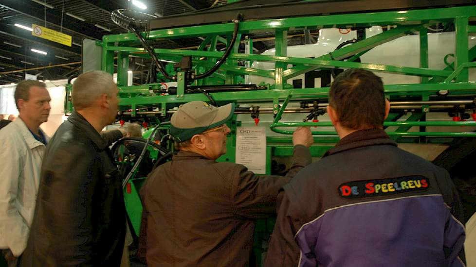 Ook op het gebied van spuittechniek is er veel te zien. Enkele boeren bestuderen een veldspuit van CHD Eefting Landbouwspuitmachines.