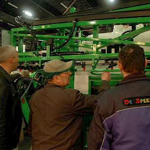 Ook op het gebied van spuittechniek is er veel te zien. Enkele boeren bestuderen een veldspuit van CHD Eefting Landbouwspuitmachines.