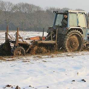 De akkerbouwers verwerken met uitzondering van mei tot half juni hun eigen peen.