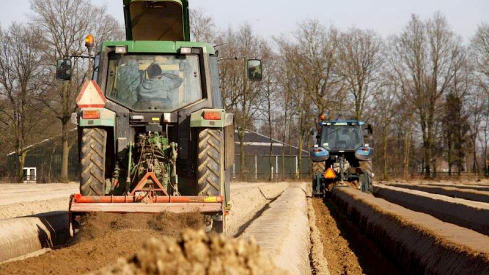 Op het vollegrondsgroenbedrijf van Ton Besouw uit Grubbevorst zijn vorige week de aspergeruggen opgebouwd. Een neef van Besouw freest de grond, waarna de loonwerker de ruggen mooi glad trekt. Vervolgens is het plastic er over getrokken. Besouw hoopt vanaf