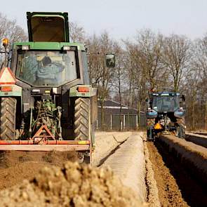 Op het vollegrondsgroenbedrijf van Ton Besouw uit Grubbevorst zijn vorige week de aspergeruggen opgebouwd. Een neef van Besouw freest de grond, waarna de loonwerker de ruggen mooi glad trekt. Vervolgens is het plastic er over getrokken. Besouw hoopt vanaf