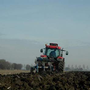 In de Noordoostpolder was het vorige week op veel plaatsen nog te nat om te zaaien. Veel akkerbouwers gebruikten deze dagen om te ploegen, zoals deze teler bij Espel. Foto: Fenneke Wiepkema