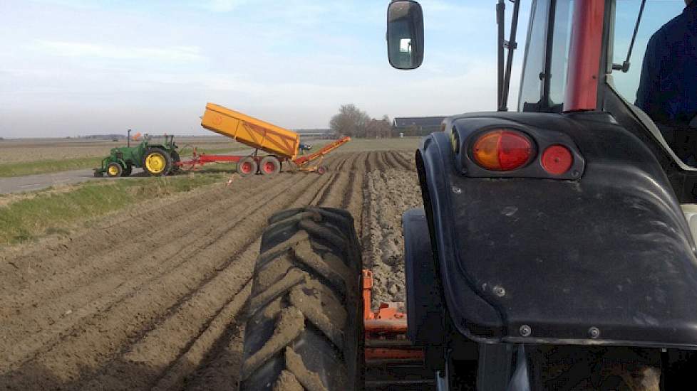 Woensdag zijn de Frieslanders de grond in gegaan op een perceel van 3 hectare bij akkerbouwbedrijf Goetheer vof uit Wolphaartsdijk (Zeeland). Het poten verliep volgens de teler onder prima omstandigheden. In totaal is circa 2.950 kilo aardappelen per hect