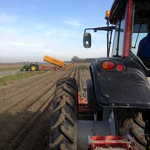 Woensdag zijn de Frieslanders de grond in gegaan op een perceel van 3 hectare bij akkerbouwbedrijf Goetheer vof uit Wolphaartsdijk (Zeeland). Het poten verliep volgens de teler onder prima omstandigheden. In totaal is circa 2.950 kilo aardappelen per hect