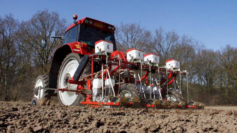 Frank Tacken van het bedrijf Taco Agro uit het Limburgse Horst zaait peen. Op het bedrijf wordt circa 10 hectare peen voor het vroege segment geteeld. In totaal gaat het om circa 150 hectare peen, deels op contract geteeld bij collega-akkerbouwers. Foto: