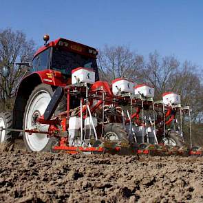 Frank Tacken van het bedrijf Taco Agro uit het Limburgse Horst zaait peen. Op het bedrijf wordt circa 10 hectare peen voor het vroege segment geteeld. In totaal gaat het om circa 150 hectare peen, deels op contract geteeld bij collega-akkerbouwers. Foto: