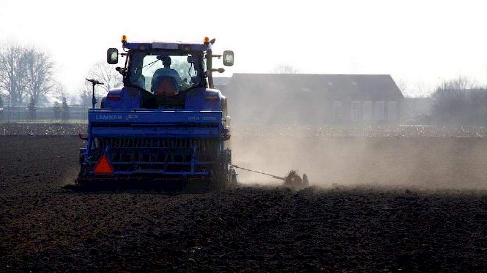 Johan Loonen uit Merselo zaait zomertarwe op een perceel in Leunen. Loonen zit in maatschap op een melkveebedrijf. Het tarwestro gaat na de oogst naar de kalvende koeien in de potstal, de tarwe wordt verkocht. Foto: Ellen Meinen