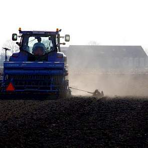 Johan Loonen uit Merselo zaait zomertarwe op een perceel in Leunen. Loonen zit in maatschap op een melkveebedrijf. Het tarwestro gaat na de oogst naar de kalvende koeien in de potstal, de tarwe wordt verkocht. Foto: Ellen Meinen