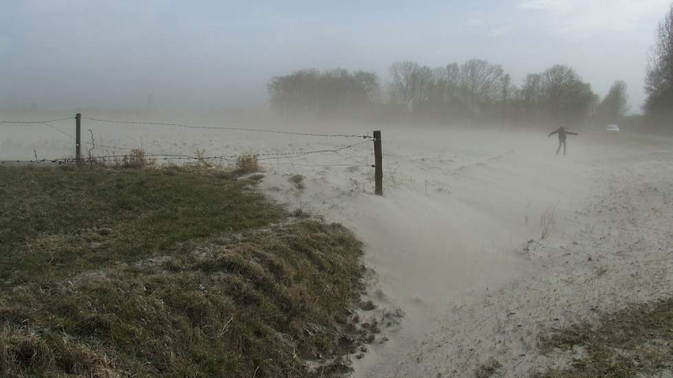 Door de schrale wind is op het land van Theo Hebben uit Luttelgeest veel zand verstoven. De naast het perceel gelegen sloot is tot de rand toe gevuld met zand. Foto: Luttelgeest.nl