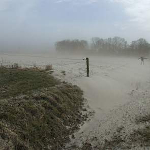 Door de schrale wind is op het land van Theo Hebben uit Luttelgeest veel zand verstoven. De naast het perceel gelegen sloot is tot de rand toe gevuld met zand. Foto: Luttelgeest.nl