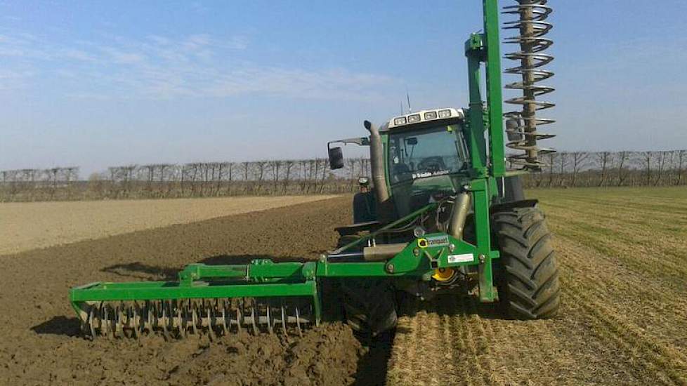 Akkerbouwer Wim de Witte uit Steenbergen was vorige week begonnen met ploegen. Afgelopen zondag viel in zijn regio echter weer sneeuw. Nu deze mede dankzij de straffe wind is verdwenen, heeft hij vandaag het werk weer opgepakt. Met deze wind droogt de gro