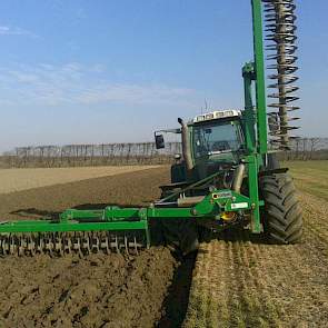 Akkerbouwer Wim de Witte uit Steenbergen was vorige week begonnen met ploegen. Afgelopen zondag viel in zijn regio echter weer sneeuw. Nu deze mede dankzij de straffe wind is verdwenen, heeft hij vandaag het werk weer opgepakt. Met deze wind droogt de gro