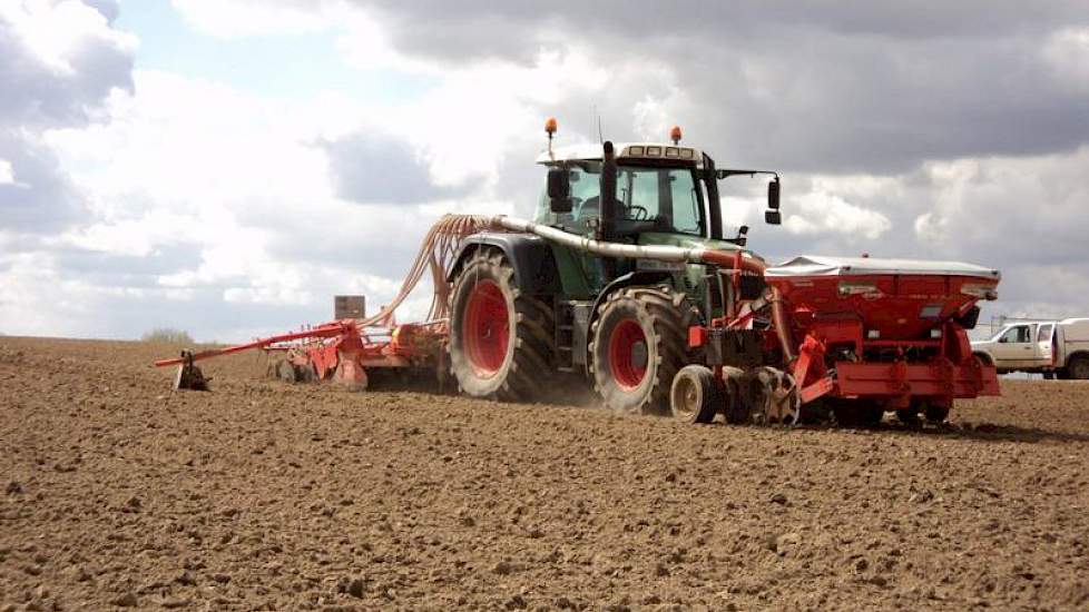 In omgeving Sittard zijn vandaag de eerste erwten gezaaid door Taco Agro. Het gaat om een vroeg ras erwten voor de verwerkende industrie. Taco Agro verwacht deze week al dertig hectare erwten te zaaien. Het gewas wordt afhankelijk van het weer eind juni g