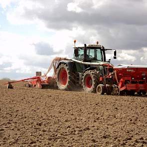 In omgeving Sittard zijn vandaag de eerste erwten gezaaid door Taco Agro. Het gaat om een vroeg ras erwten voor de verwerkende industrie. Taco Agro verwacht deze week al dertig hectare erwten te zaaien. Het gewas wordt afhankelijk van het weer eind juni g