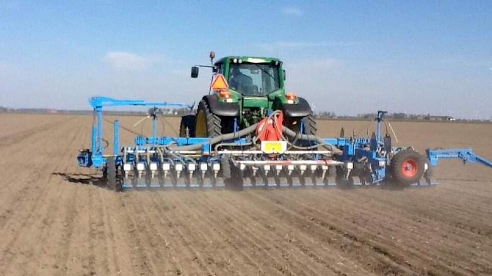 Het Flevolandse loonbedrijf Heyboer is deze dagen al volop uien aan het zaaien. Dinsdag waren negen van de twaalf zaaimachines aan het werk, zoals op dit perceel aan de Lisdoddeweg bij Lelystad. ‘We zitten nu wat meer op de zwaardere grond’, zegt Foort Sa