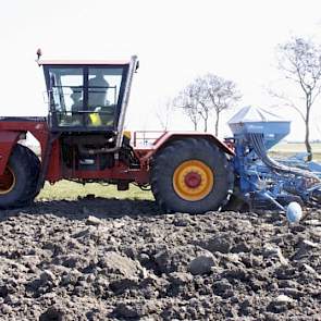 Hij doet dit met een driewieler van GML Haarlo. ‘Vroeger zat op deze driewieler een mesttank gemonteerd, nu is het belangrijk om drie wielen te hebben zodat we  een vlakke baan creëren voor de kopeg’, aldus de medewerker. Foto: Ruth van Schriek